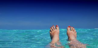 Wakacyjny budżet – ile pieniędzy zabrać na urlop? Pływanie na malediwach