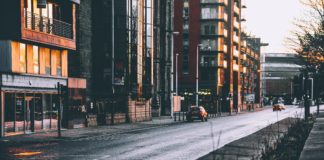 Ile pokaże kalkulator kredytowy samochodowy za nowego Volkswagena Polo lub ŠKODĘ Fabię? Ulica z samochodami