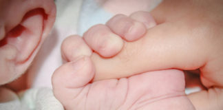 Ustalenie ojcostwa – badanie możliwe na zlecenie prywatne Dziecko i ojciec