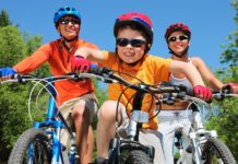 Wypoczynek w Borach Tucholskich z dziećmi – jakie atrakcje wybrać? Rodzina podczas jazdy na rowerze
