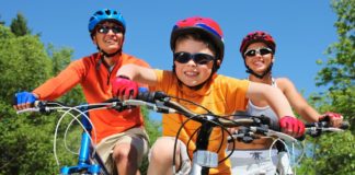 Wypoczynek w Borach Tucholskich z dziećmi – jakie atrakcje wybrać? Rodzina podczas jazdy na rowerze