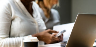 Skąd wziąć pieniądze na wkład własny? Kobieta przed laptopem