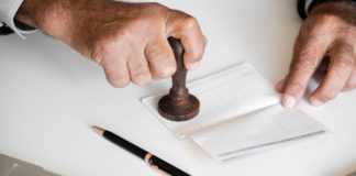 Kredyt gotówkowy dla niezdecydowanych Mężczyzna przybija stempel