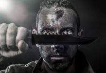 Pomysł na nietypowy urlop: survival Mężczyzna z nożem