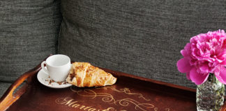 TOP 5 Niepowtarzalnych Prezentów na Ślub Taca śniadaniowa - ona i on