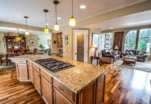 Meble kuchenne – zestawy czy na wymiar? Wyspa kuchenna w klasycznym wnętrzu