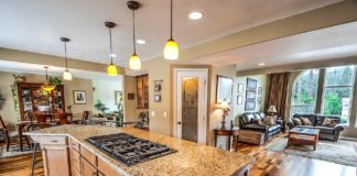 Meble kuchenne – zestawy czy na wymiar? Wyspa kuchenna w klasycznym wnętrzu