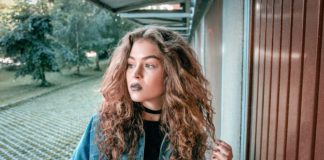 Podkłady matujące bez efektu zatkanych porów? Sprawdź rozwiązanie Piękna kobieta