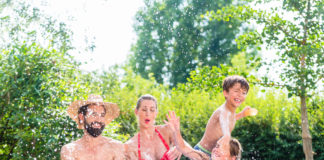 Jak wybrać basen ogrodowy dla rodziny? Przewodnik zakupowy Rodzina podczas zabawy w basenie