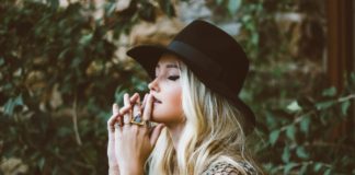 Jak dbać o cerę ze skłonnością do przebarwień? Skóra bez przebarwień u kobiet