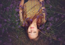 Lawenda, czyli skarb Prowansji! 4 domowe zastosowania tej niezwykłej rośliny Wśród pól lawendy