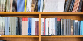 Czy warto kupować poradniki? Książki na półkach
