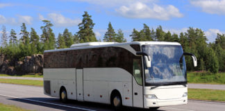 Autokarem czy samolotem? Biały autobus