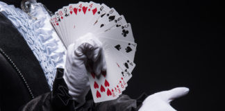 Pokazy iluzjonistów – magia, która nigdy nie przeminie Magik pokazuje karcianą sztuczkę