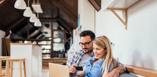 Rozsądnie i najkorzystniej? Postaw na zakupy w sieci! Małżeństwo robi zakupy w sieci