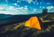 Podróżuj komfortowo! Zabierz ze sobą namiot 2-osobowy i ruszaj na spotkanie przygody! Pomarańczowy namiot w górach