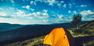 Podróżuj komfortowo! Zabierz ze sobą namiot 2-osobowy i ruszaj na spotkanie przygody! Pomarańczowy namiot w górach