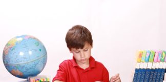 Jak urządzić biurko dziecka w wieku szkolnym?