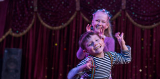 Kreatywna szkoła – jak pobudzić talenty artystyczne uczniów? Zabawa w teatr