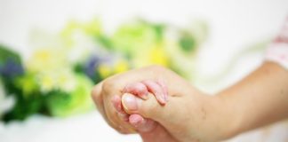 Etapy porodu naturalnego Dziecko trzyma kobietę za rękę