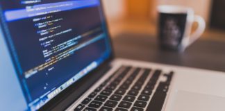 Kurs programowania w Warszawie – szkoła kodowania w stolicy Podczas programowania na komputerze