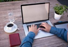 Blogi – jak zacząć karierę blogera? Mężczyzna przed laptopem