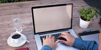 Blogi – jak zacząć karierę blogera? Mężczyzna przed laptopem