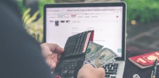 Jakie pytania zadać sobie przed kredytem? Mężczyzna i pieniądze w portfelu