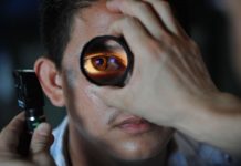 Czerniak oka – jak wykryć ten niebezpieczny nowotwór? Podczas badania oka