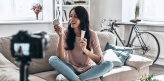 Tradycyjna reklama w odwrocie influencer