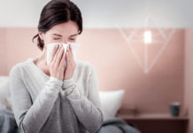 Jak pozbyć się kataru? Kobieta i katar z nosa