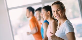 Redukcja tkanki tłuszczowej. 5 kroków, by odnieść sukces Kobieta w trakcie treningu na bieżni