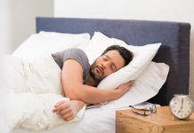 Bezdech senny – czyli sen który męczy Mężczyzna śpi w łóżku