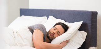 Bezdech senny – czyli sen który męczy Mężczyzna śpi w łóżku