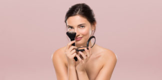 Promienna cera przez cały rok. Poznaj triki makijażystów! Kobieta z pędzlem do makijażu