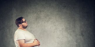 Jak szybko usunąć tłuszcz z okolic brzucha? Mężczyzna z dużą ilością tłuszczu na brzuchu