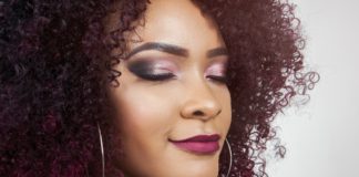 Czym jest medycyna estetyczna i dlaczego warto z niej korzystać? Piękna kobieta z kręconymi włosami