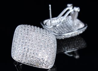 Swarovski – jak rozpoznać oryginalną biżuterię tego producenta? Kolczyki na czarnym tle