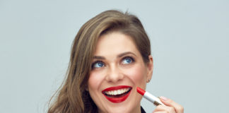 Jak dobrać kolor szminki do ubrania? Kobieta z czerwoną szminką