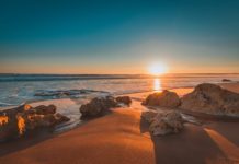 Południowa Portugalia – dlaczego warto wybrać się tam na wakacje po sezonie? Portugalia - plaża