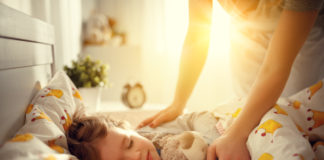 Jakiej pościeli nie kupować dla dzieci? Dziecko budzi się w pościeli