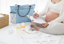 Wyprawka do szpitala – o czym musisz pamiętać? Kobieta szykuję wyprawkę do szpitala
