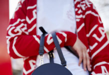 Letnie ubrania na każdą sylwetkę Kobieta w letnim kolorowym stroju