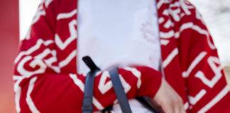 Letnie ubrania na każdą sylwetkę Kobieta w letnim kolorowym stroju