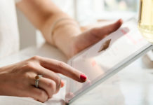 Jak zamieścić bezpłatne ogłoszenie w Internecie? Kobieta zamieszcza ogłoszenie w internecie