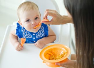 Zasady rozszerzania diety niemowląt. Sprawdź! Niemowlę podczas karmienia