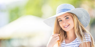 Wakacyjny make-up. Na co warto postawić? Dziewczyna w kapeluszu
