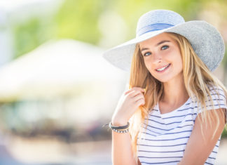 Wakacyjny make-up. Na co warto postawić? Dziewczyna w kapeluszu
