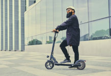 Hulajnogi elektryczne, czyli rewolucja w transporcie Mężczyzna na hulajnodze elektrycznej