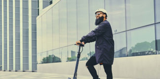 Hulajnogi elektryczne, czyli rewolucja w transporcie Mężczyzna na hulajnodze elektrycznej